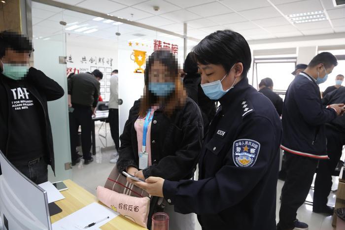 打击股票投资诈骗团伙_揭秘网络配资平台诈骗内幕_最大的股票配资平台